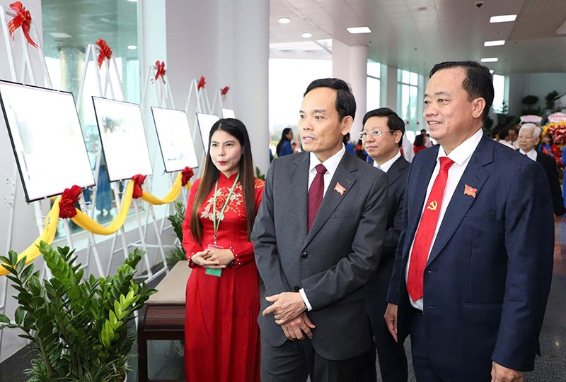 Bí thư Trung ương Đảng, Bí thư Thành ủy TP. Hồ Chí Minh Trần Lưu Quang (đứng giữa) tham quan không gian triển lãm thành tựu Kl992 cổng game cá cược - Trang Chủ KL99Com Số 1 Link Đăng Ký KL999, quá trình hình thành và phát triển Đảng bộ Cà Mau qua các nhiệm kỳ