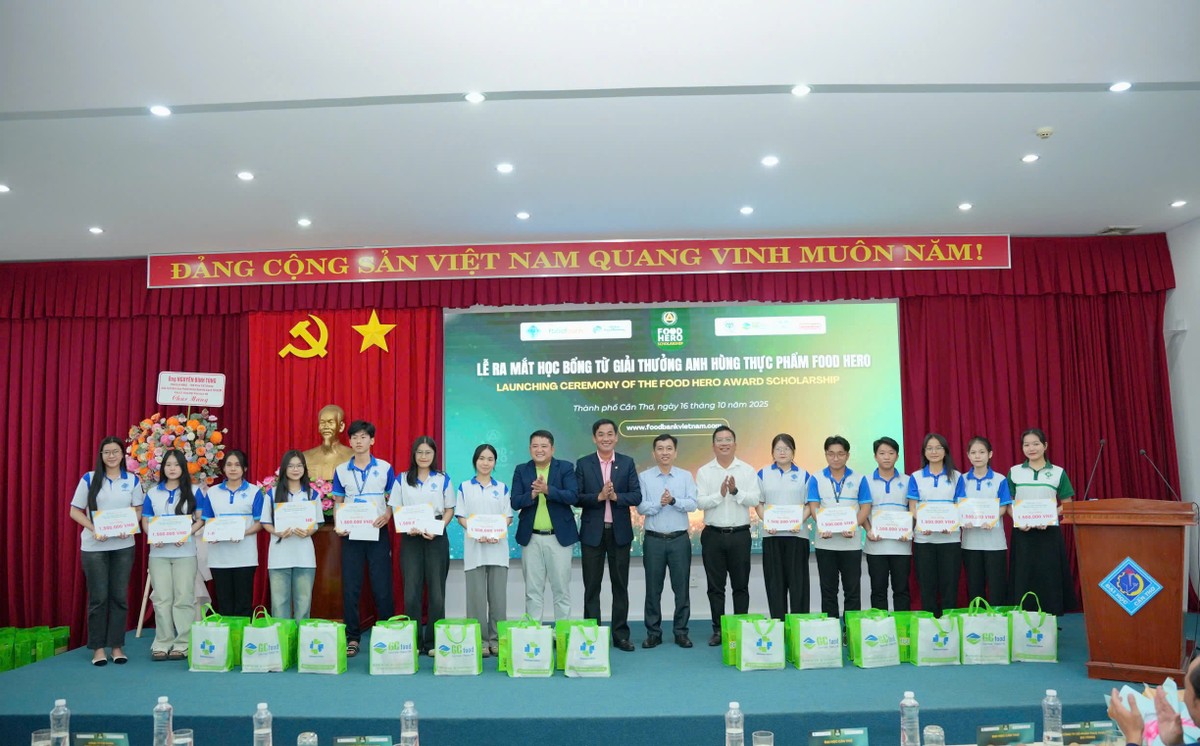 30 suất học bổng đầu tiên được trao tặng cho các sinh viên Đại học Cần Thơ – những “anh hùng nhỏ” đang không ngừng nỗ lực vì ước mơ, tương lai của chính mình.