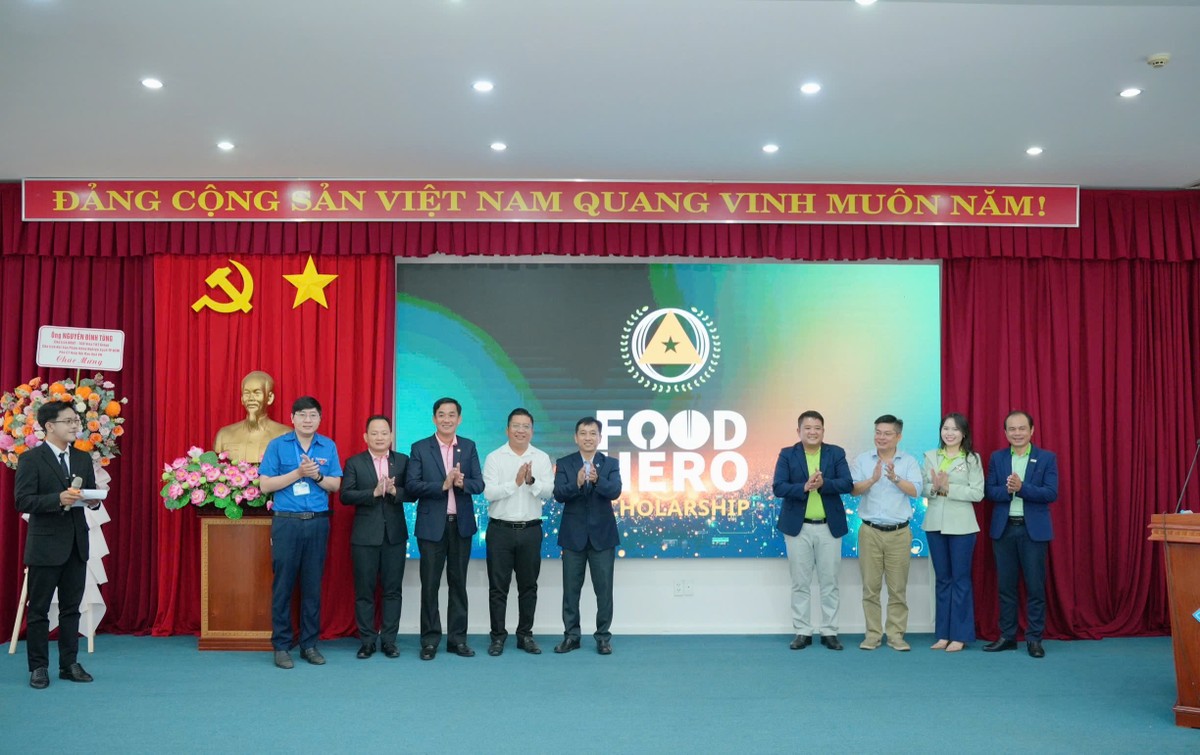 Các đại biểu cùng thực hiện nghi thức ra mắt Học bổng “Anh hùng Thực phẩm 2025”, đánh dấu hành trình lan tỏa tri thức và nuôi dưỡng ước mơ sinh viên Việt Nam.