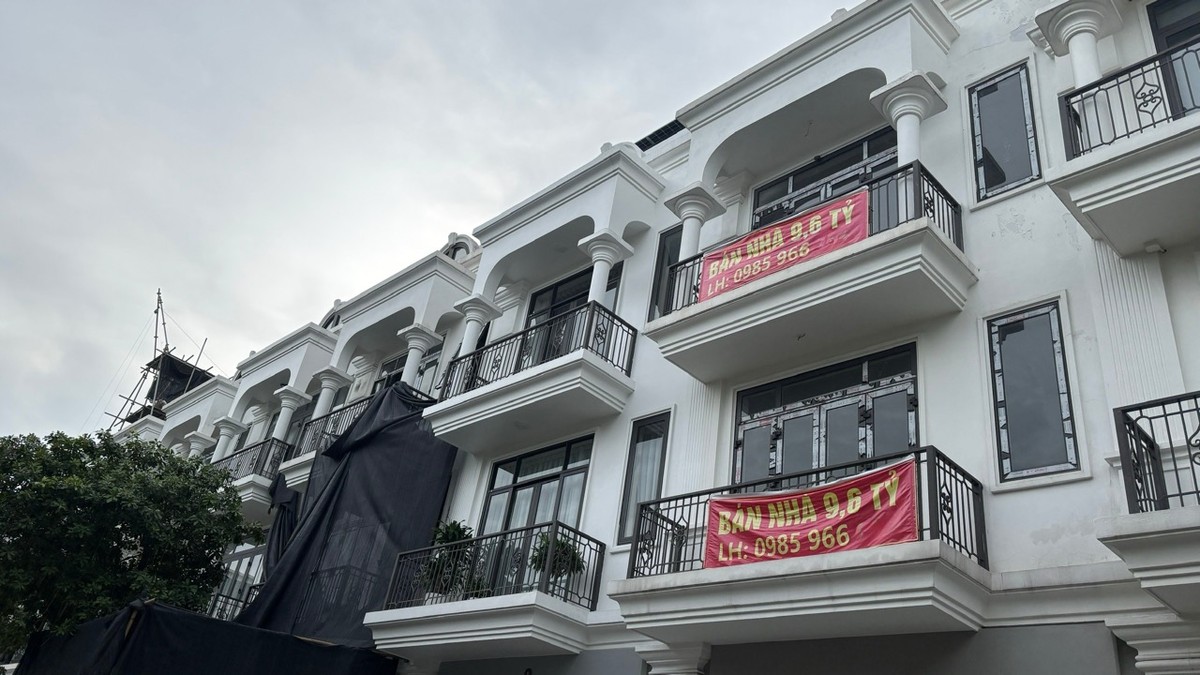 Hiện một số căn nhà liền kề đang được rao bán với giá hơn 9 tỷ đồng.