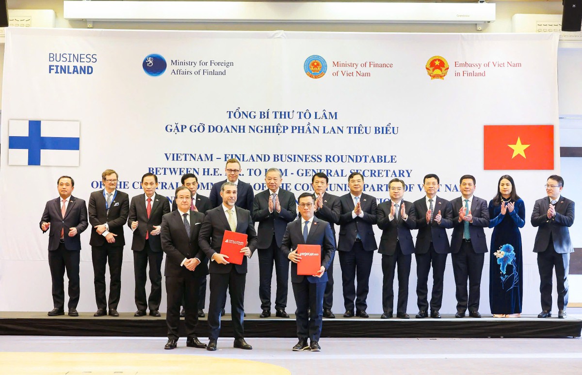 Tổng Bí thư Tô Lâm (giữa, hàng sau) chứng kiến & chúc mừng Vietjet và Airways Aviation trao thỏa thuận phát triển nguồn lực hàng không quốc tế tại Phần Lan Tổng Bí thư Tô Lâm (giữa, hàng sau) chứng kiến & chúc mừng Vietjet và Airways Aviation trao thỏa thuận phát triển nguồn lực hàng không quốc tế tại Phần Lan