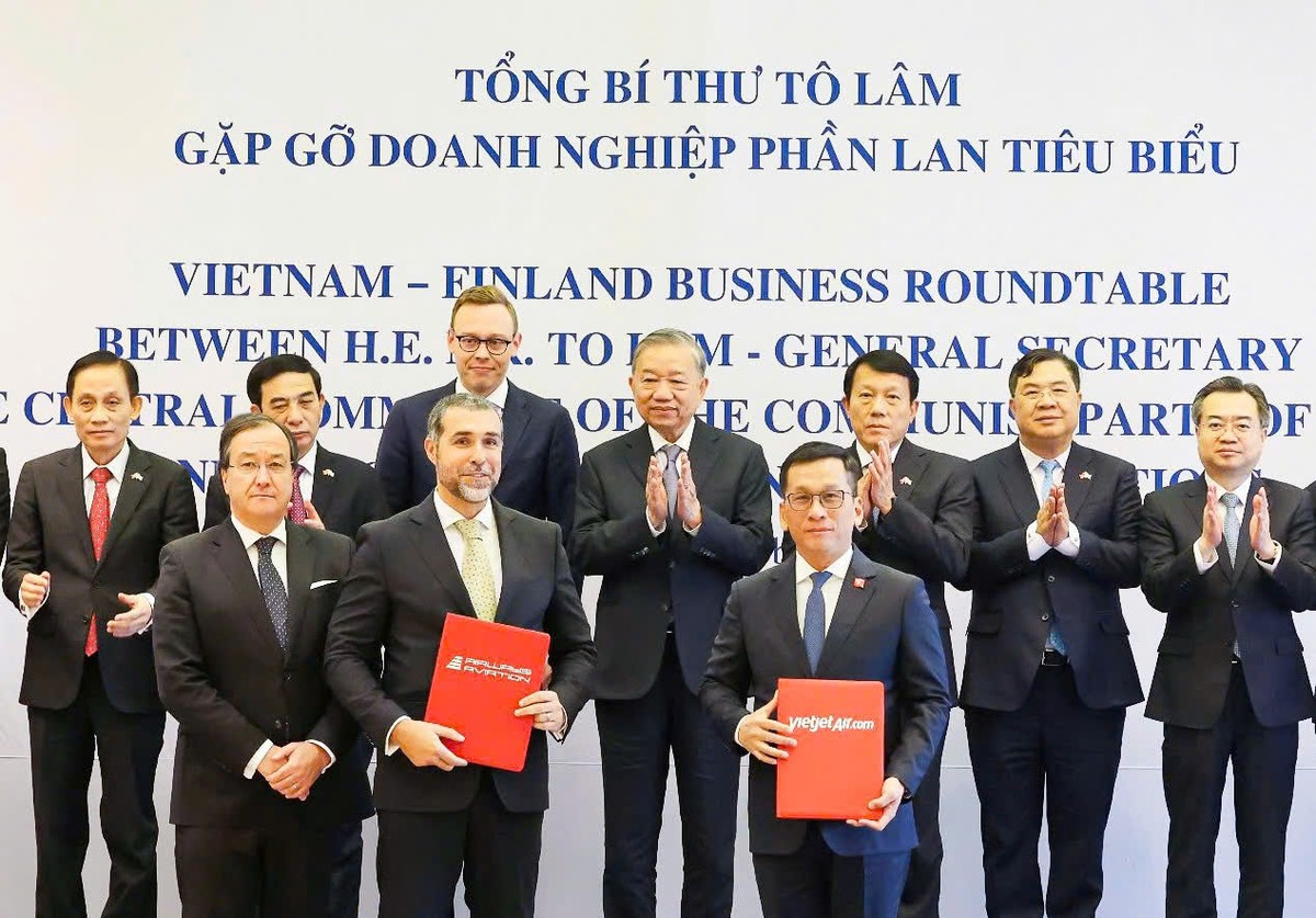 Tổng giám đốc Vietjet Đinh Việt Phương (phải, hàng trước) và Tổng giám đốc Airways Aviation, ông Alexandre Alves (trái, hàng trước) trao thỏa thuận hợp tác đào tạo nguồn nhân lực chất lượng cao cho ngành hàng không quốc tế Tổng giám đốc Vietjet Đinh Việt Phương (phải, hàng trước) và Tổng giám đốc Airways Aviation, ông Alexandre Alves (trái, hàng trước) trao thỏa thuận hợp tác đào tạo nguồn nhân lực chất lượng cao cho ngành hàng không quốc tế