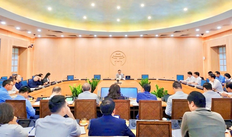Hội nghị được tổ chức trực tiếp trụ sở UBND thành phố Hà Nội và kết hợp trực tuyến đến 126 điểm cầu tại trụ sở UBND các xã, phường.