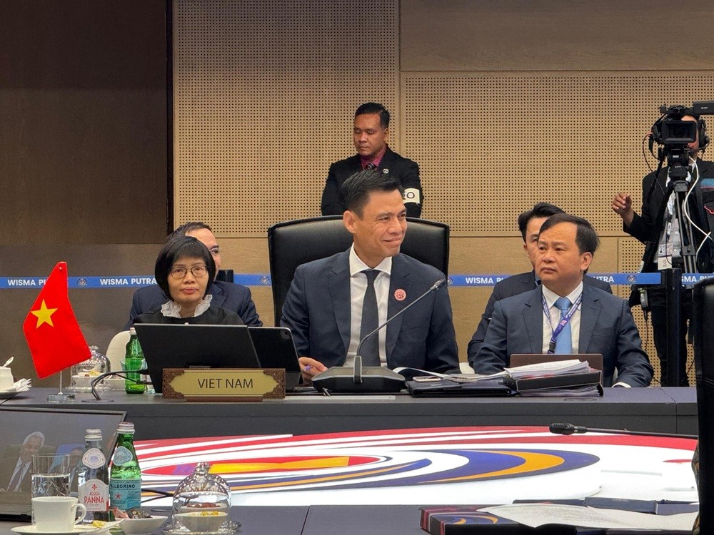 Thứ trưởng Ngoại giao, Trưởng SOM ASEAN Việt Nam Đặng Hoàng Giang (giữa).
