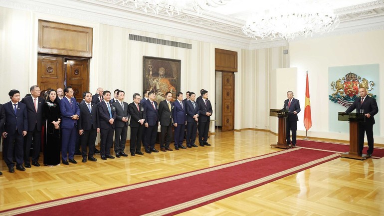 Tổng Bí thư Tô Lâm và Tổng thống Cộng hòa Bulgaria Rumen Radev gặp gỡ báo chí. (Ảnh: Thống Nhất/TTXVN).