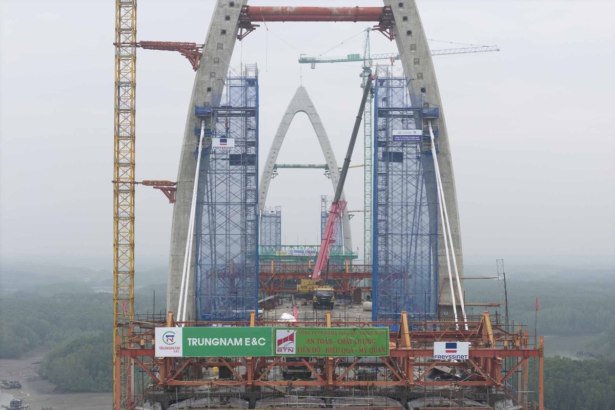 Tổng vốn Kl99ok phiên bản mới gần 4.900 tỷ đồng, triển khai trong giai đoạn 2023 - 2026. Theo kế hoạch ban đầu, cầu sẽ hoàn thành giữa năm 2027; tuy nhiên, nhờ huy động thêm nguồn lực, dự kiến thông xe kỹ thuật cuối năm 2026, rút ngắn khoảng 6 tháng so với tiến độ.