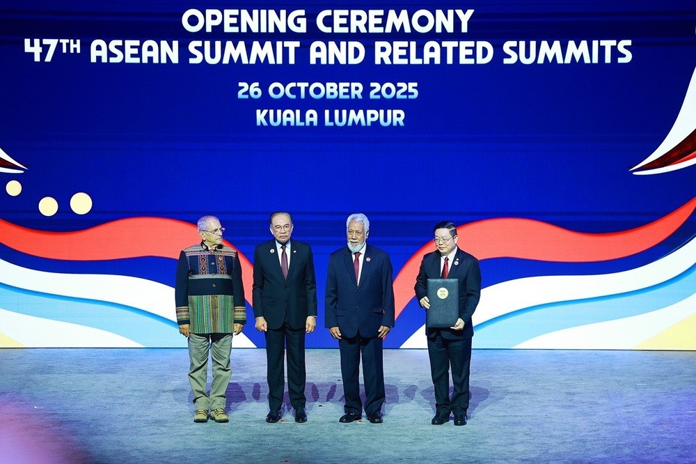 Lễ trao Tuyên bố về việc kết nạp Timor-Leste vào ASEAN cho Tổng Thư ký ASEAN Kao Kim Hourn. Ảnh: Dương Giang-TTXVN.