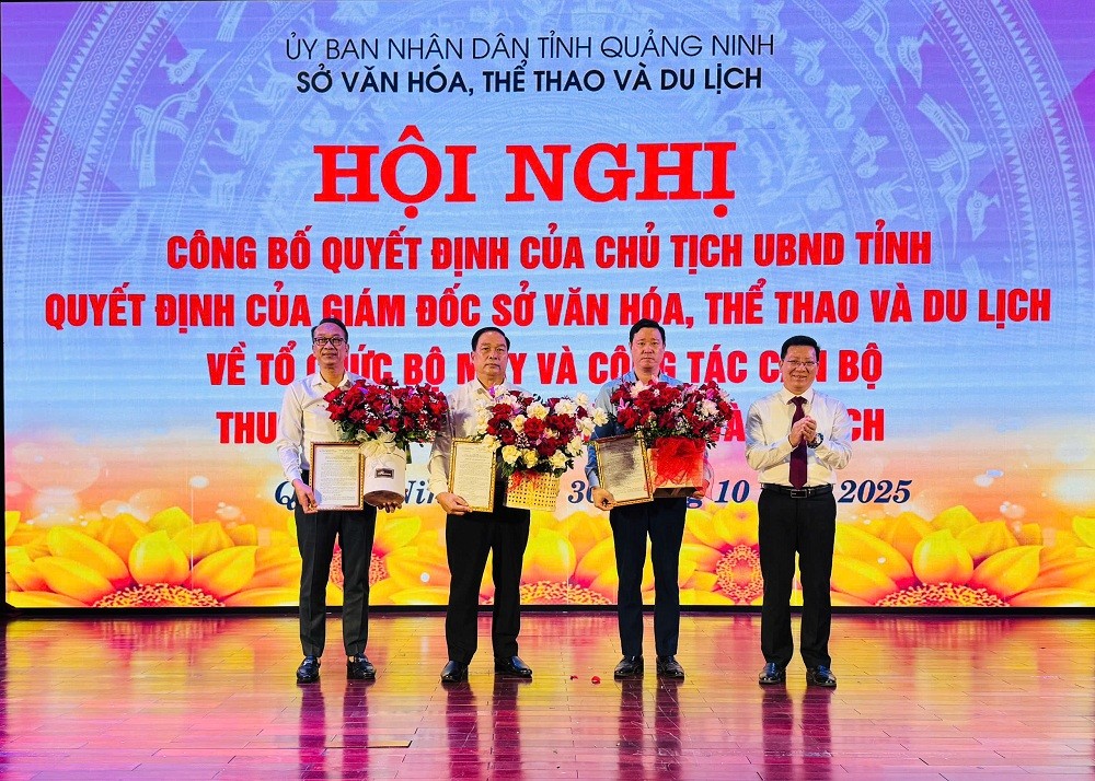 Lãnh đạo Sở Văn hoá, Thể thao và Du lịch trao quyết định cho Giám đốc Trung tâm Huấn luyện và thi đấu thể thao tỉnh Quảng Ninh; Giám đốc Nhà hát Nghệ thuật tỉnh Quảng Ninh; Giám đốc Bảo tàng - Thư viện tỉnh Quảng Ninh.