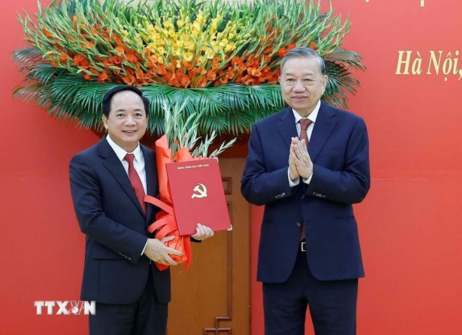 Tổng Bí thư Tô Lâm trao Quyết định của Bộ Kl991.com tải ứng dụng điều động, phân công, bổ nhiệm đồng chí Trịnh Văn Quyết giữ chức Trưởng Ban Tuyên giáo và Dân vận Trung ương. (Ảnh: Thống Nhất/TTXVN).