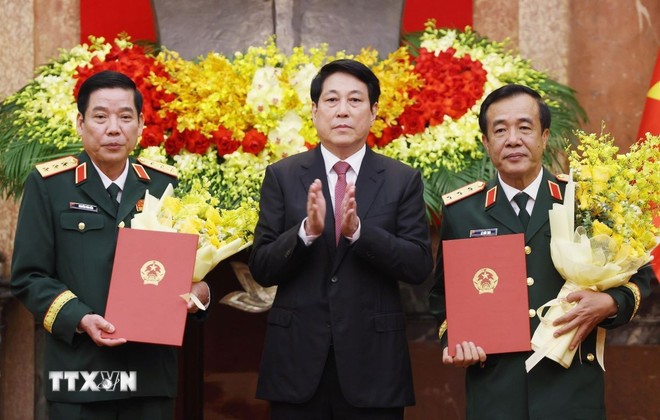 Chủ tịch nước Lương Cường trao Quyết định thăng quân hàm từ Trung tướng lên Thượng tướng đối với hai đồng chí Uỷ viên Trung ương Đảng, Thứ trưởng Bộ Quốc phòng Nguyễn Văn Gấu và Lê Đức Thái. (Ảnh: Lâm Khánh/TTXVN).