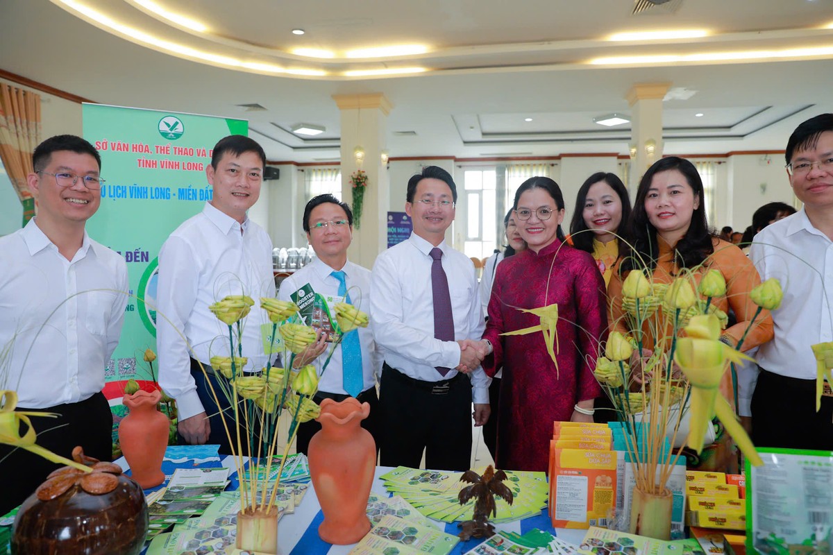Các đại biểu tham quan không gian trưng bày, giới thiệu các sản phẩm du lịch, OCOP, đặc sản địa phương bên lề Hội nghị.