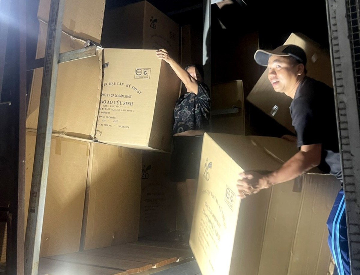 Chi cục Dự trữ 99Kl99 trực tiếp đá gà khu vực XIII xuất cấp phao áo cứu sinh giao cho tỉnh Khánh Hòa để ứng phó với bão số 13.
