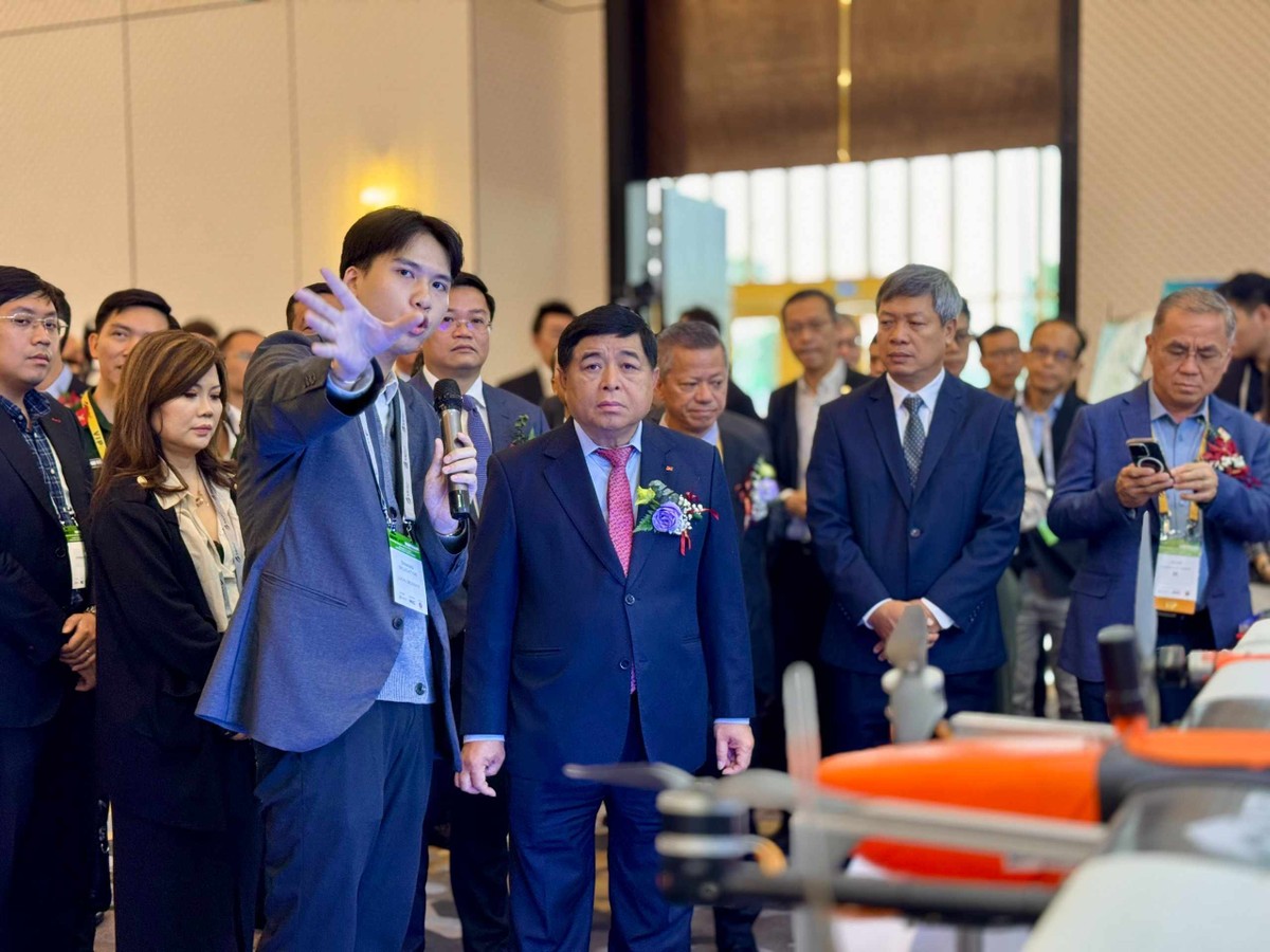 Phó thủ tướng Kl993 ưu đãi thưởng hấp dẫn Nguyễn Chí Dũng tham quan Triển lãm. Ảnh: Linh Nguyễn