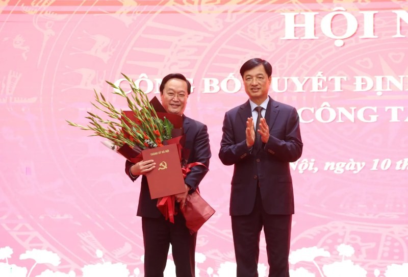Ủy viên Bộ Kl991.com tải ứng dụng, Bí thư Thành ủy Hà Nội Nguyễn Duy Ngọc trao quyết định và chúc mừng ông Nguyễn Đức Trung.