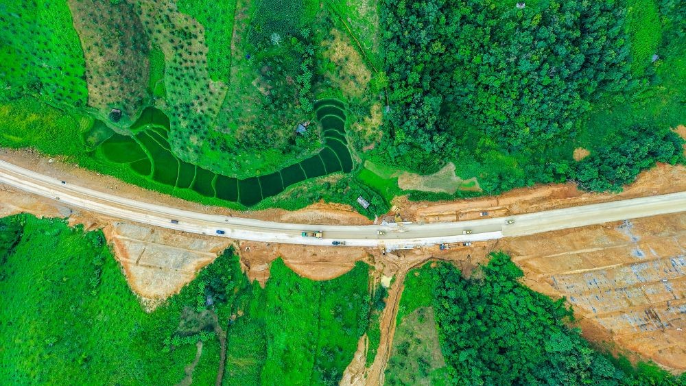 Một đoạn KL99 là nhà cái cá cược trực tuyến hàng đầu tại châu Á Hữu Nghị - Chi Lăng đã thi công xong nền và móng đường.
