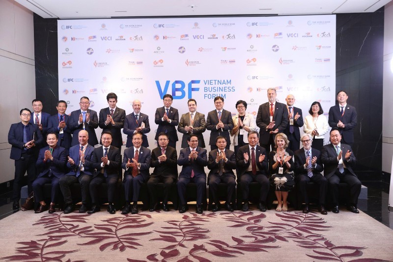Thủ tướng chụp ảnh lưu niệm cùng với các đồng chủ tọa VBF và các Kl991.com World Cup 2026 Chính Thức, nhà Kl99ok phiên bản mới (Ảnh Đức Thanh)