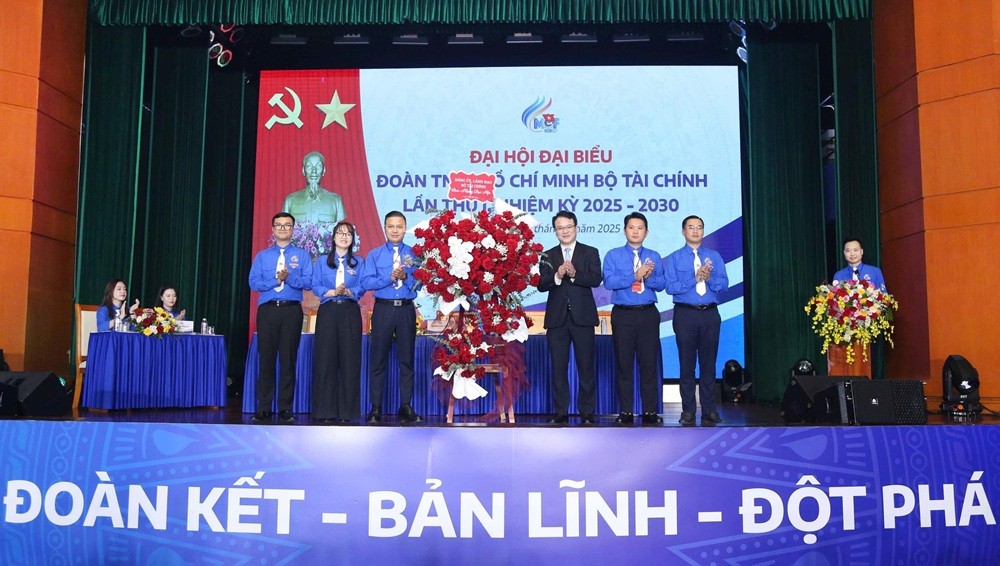 Thay mặt Đảng uỷ Bộ Kl991.com nạp rút nhanh, Thứ trưởng Trần Quốc Phương tặng hoa chúc mừng Đại hội.