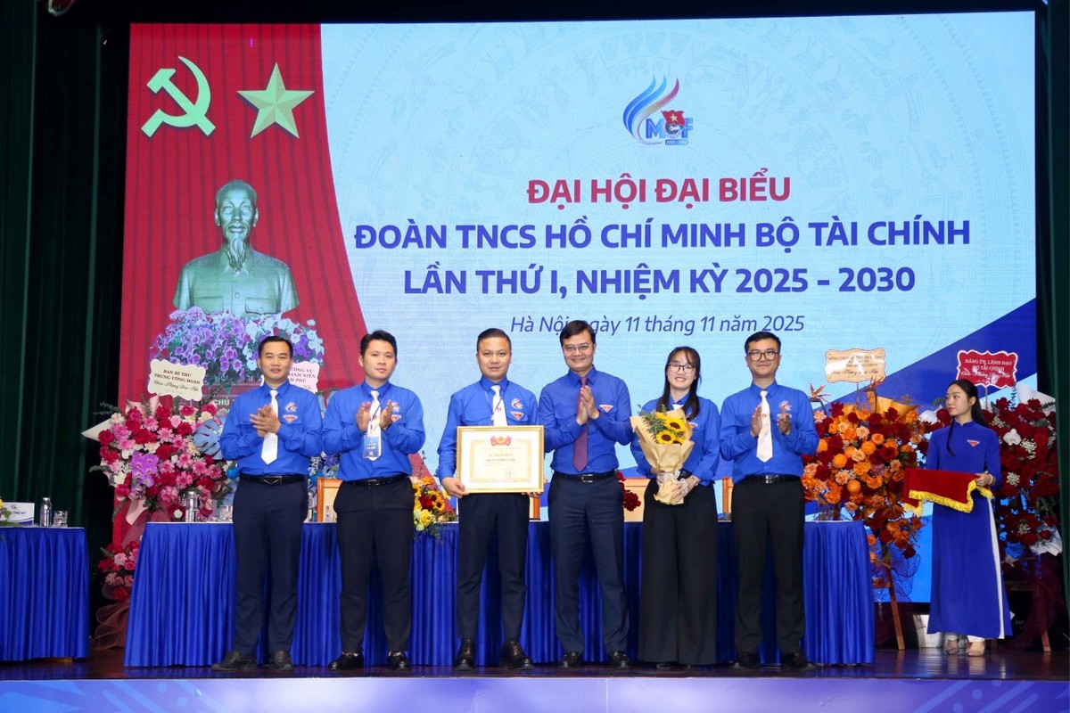 Đồng chí Bùi Quang Huy trao Bằng khen của Trung ương Đoàn TNCS Hồ Chí Minh cho Đoàn Thanh niên Bộ Kl991.com nạp rút nhanh giai đoạn 2022 - 2025.