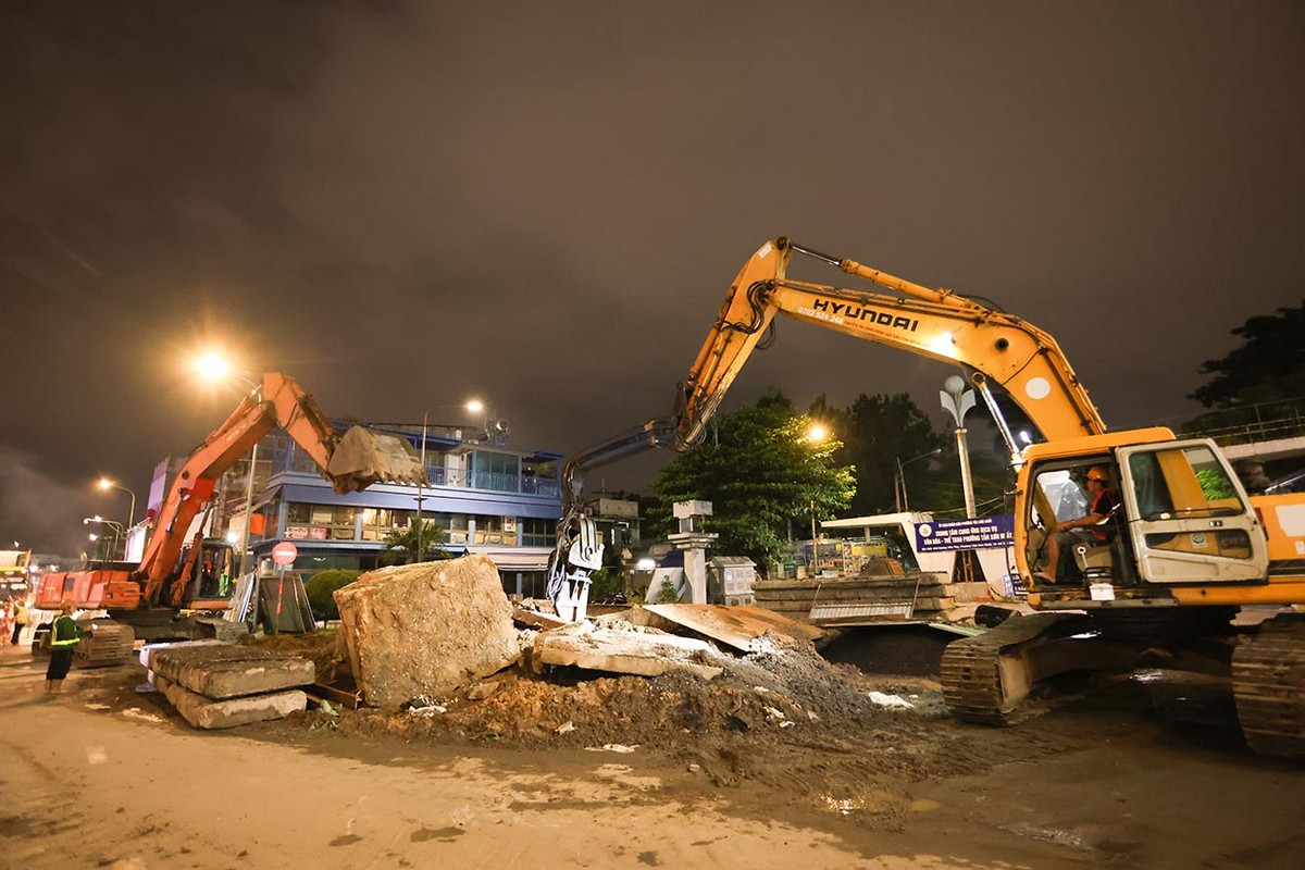 Hiện dự án đang huy động 11 mũi thi công, phấn đấu hoàn thành công tác di dời Kl99kl ưu đãi độc quyền kỹ thuật vào cuối năm 2025.