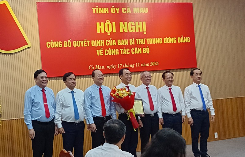 Lãnh đạo tỉnh Cà Mau chúc mừng ông Lữ Quang Ngời