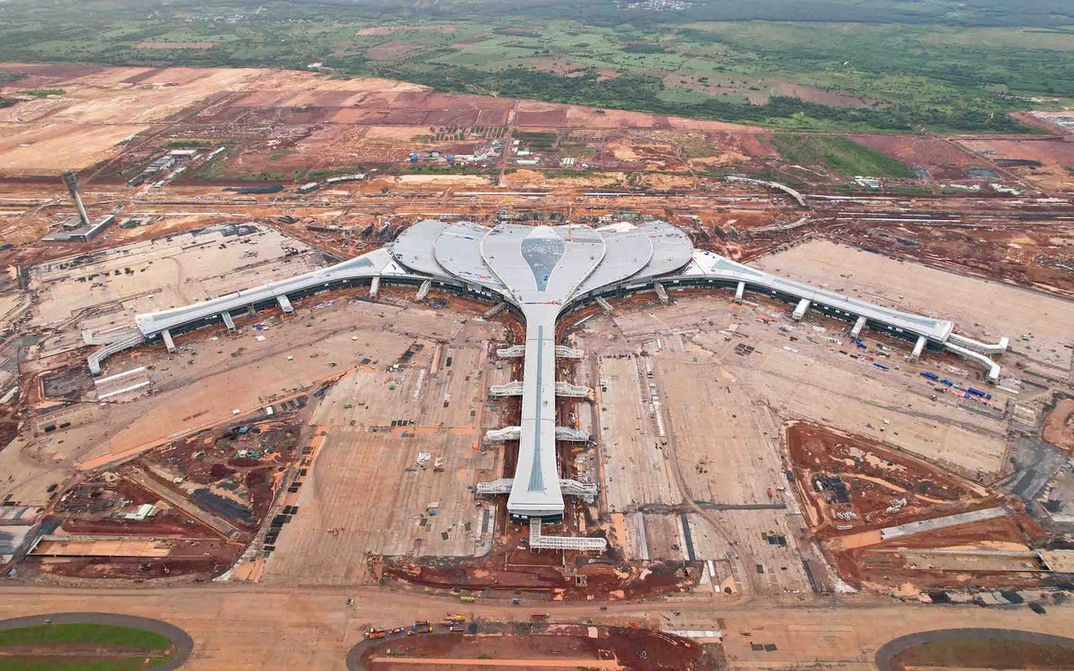 Hinh dáng nhà ga sân bay Long Thành mới nhất. Đến nay, tất cả các hạng mục công trình của Dự án đang được ACV tổ chức thi công đồng loạt trên toàn bộ mặt bằng công trường. Các Liên danh nhà thầu đã triển khai hàng trăm mũi thi công, huy động gần 14.000 chuyên gia, kỹ sư, công nhân, người lao động và hơn 3.000 thiết bị thi công để đẩy nhanh tiến độ thi công so với hợp đồng đã ký kết từ 3 đến 6 tháng đảm bảo mục tiêu cơ bản hoàn thành dự án trước ngày 19/12/2025, đưa vào vận hành, khai thác thương mại vào nửa đầu năm 2026 theo đúng chỉ đạo của Thủ tướng Kl993 ưu đãi thưởng hấp dẫn.