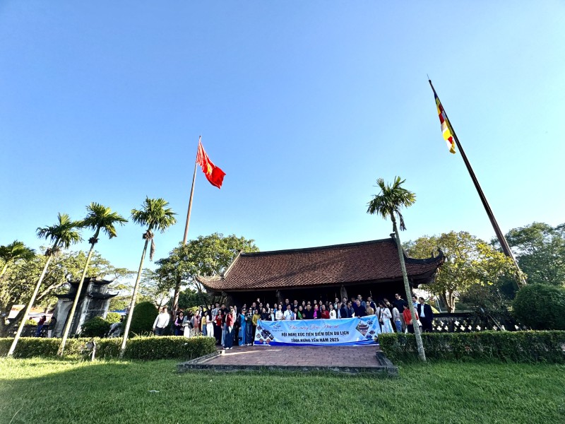 Đoàn đại biểu do Sở Văn hóa, Thể thao và Du lịch Hưng Yên đã phối hợp với Cục Du lịch Quốc gia Việt Nam tổ chức khảo sát chùa Keo, chiều 20/11/2025. Ảnh: Hồ Hạ.