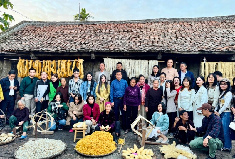 Đoàn đại biểu khảo sát Làng nghề dệt đũi Nam Cao, chiều 20/11/2025. Ảnh: Hồ Hạ..