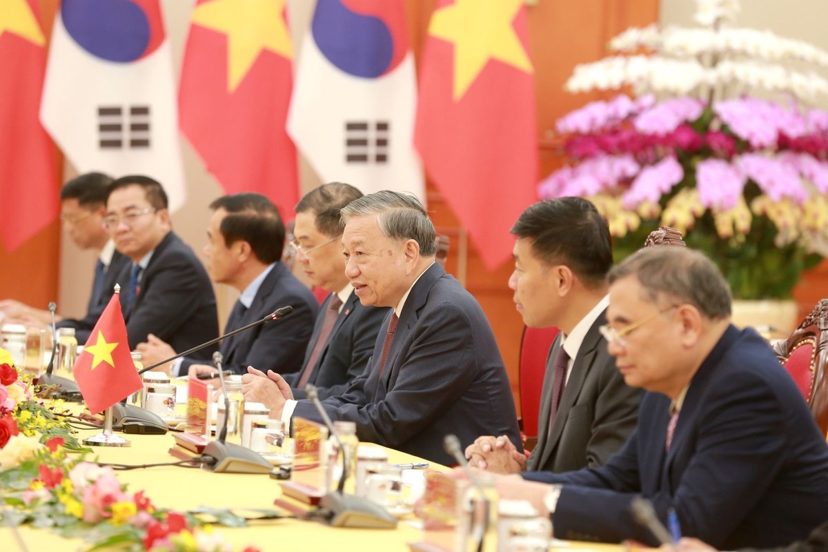 Tổng Bí thư cũng đề nghị hai bên hiện thực hóa việc đưa hợp tác khoa học công nghệ, đổi mới sáng tạo và chuyển đổi số thành trụ cột mới trong quan hệ song phương; tăng cường hợp tác trong đào tạo nhân lực và nghiên cứu phát triển các ngành công nghệ chiến lược, sản phẩm công nghệ chiến lược; và thúc đẩy hợp tác, xây dựng cơ sở Kl99kl ưu đãi độc quyền cốt lõi như trí tuệ nhân tạo (AI), mạng thế hệ tiếp theo và trung tâm dữ liệu, xây dựng khuôn khổ pháp lý và thể chế để cùng tiến vào kỷ nguyên số về AI.