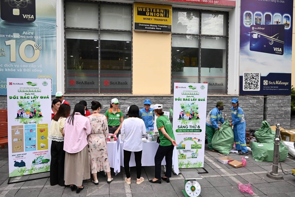 Chương trình đổi rác lấy quà được SeABank tổ chức nhằm lan tỏa thói quen xanh