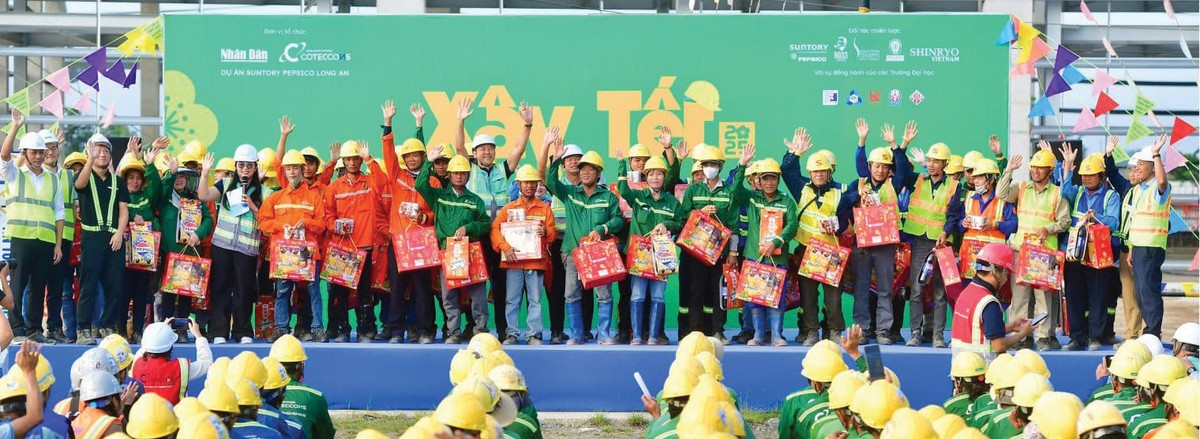 Xây Tết, chương trình do Coteccons khởi xướng với sự đồng hành của nhiều đơn vị đã dần trở thành nền tảng chung tay chăm lo đời sống vật chất và tinh thần cho người lao động Xây Tết, chương trình do Coteccons khởi xướng với sự đồng hành của nhiều đơn vị đã dần trở thành nền tảng chung tay chăm lo đời sống vật chất và tinh thần cho người lao động