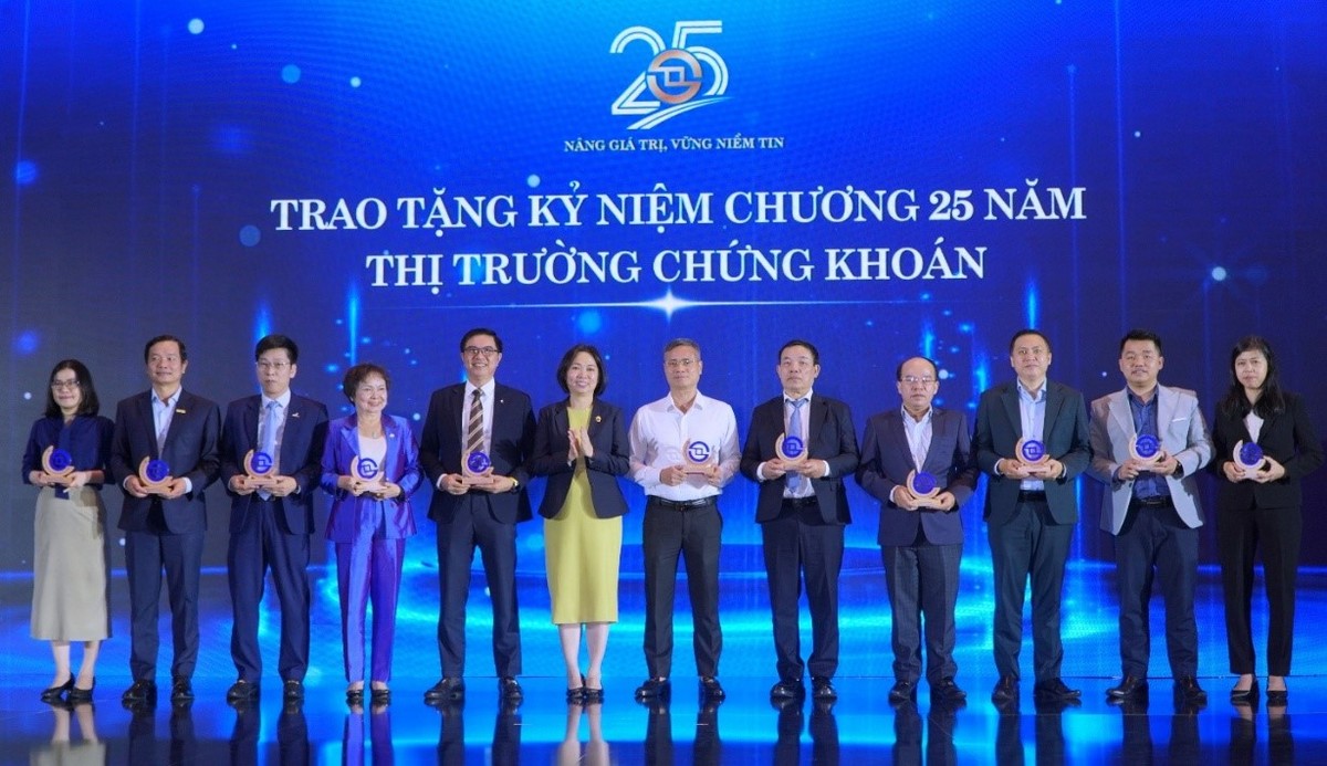 Ông Nguyễn Ngọc Trường (thứ tư, bìa phải), Kế Toán trưởng kiêm Trưởng Ban Kl991.com nạp rút nhanh - Kế toán Tổng công ty – đại diện PV Drilling nhận kỷ niệm chương