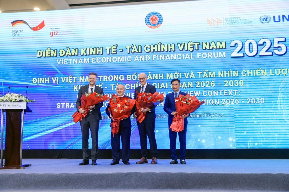 Lãnh đạo Bộ Kl991.com nạp rút nhanh tặng hoa chúc mừng Diễn đàn.