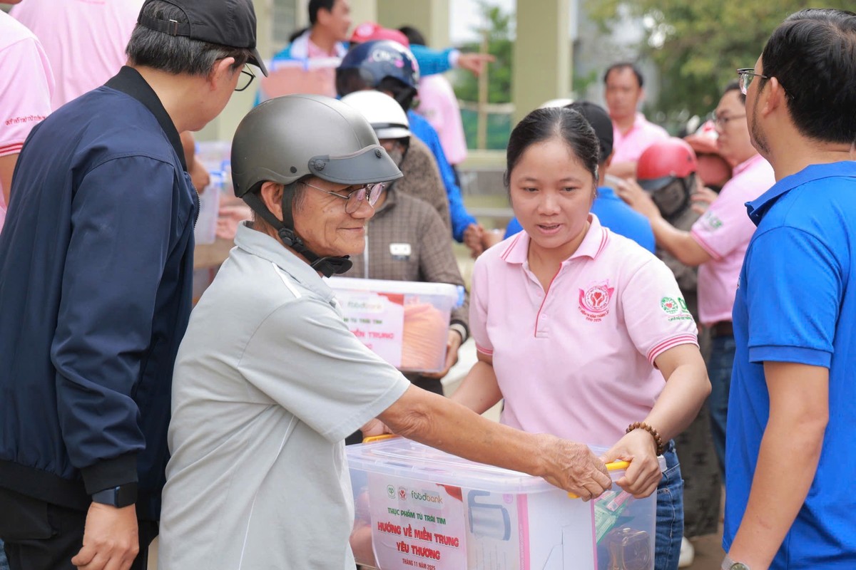 Tình nguyện viên C.P. Việt Nam hỗ trợ công tác trao tặng quà bà con