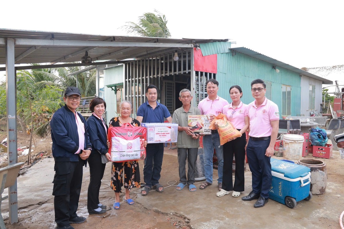Đoàn công tác đến thăm hỏi gia đình của các nhân viên, đồng nghiệp tại miền Trung