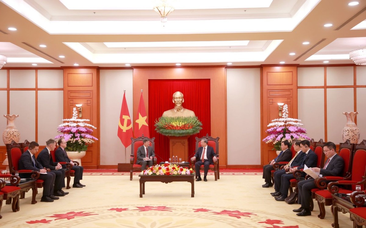 Tổng Bí thư Tô Lâm tiếp Giám đốc Học viện Tổng thống Liên bang Nga Aleksey Komissarov.