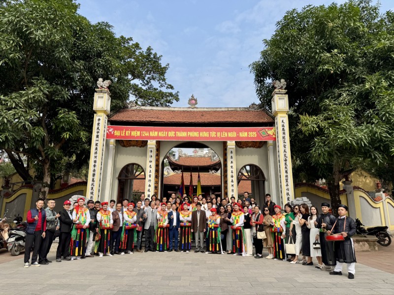 Các đại biểu chụp hình lưu niệm tại đình Triều Khúc. Ảnh: Minh Anh