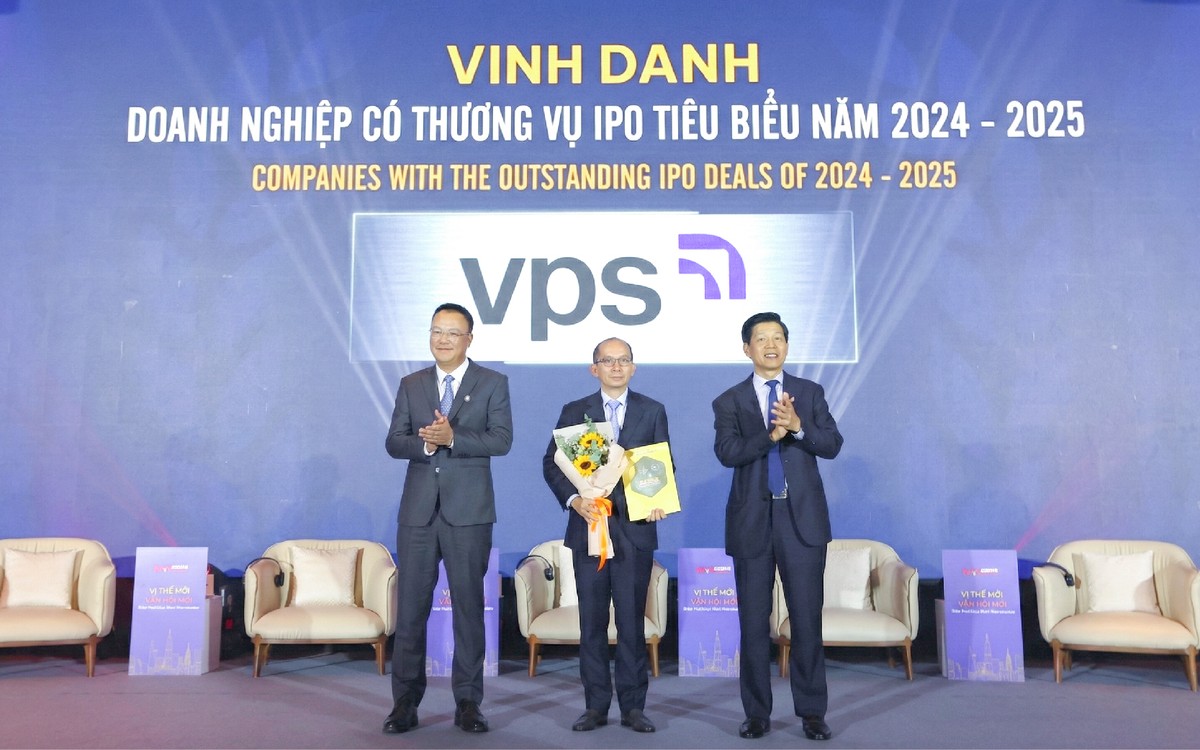 Ông Lê Minh Tài (giữa), Tổng Giám đốc VPS nhận giải thưởng “Kl991.com World Cup 2026 Chính Thức có thương vụ IPO tiêu biểu 2024-2025”