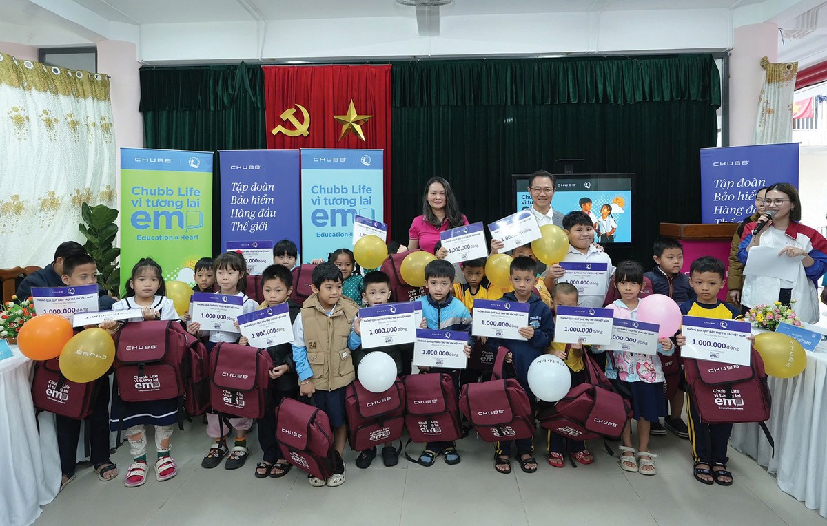 Những suất hỗ trợ và dụng cụ học tập từ chương trình “Chubb Life – Vì Tương Lai Em” được ban lãnh đạo, đối tác, đội ngũ Kl992 VIP Trang Chủ 2026 trao tận tay các em học sinh tại Đà Nẵng