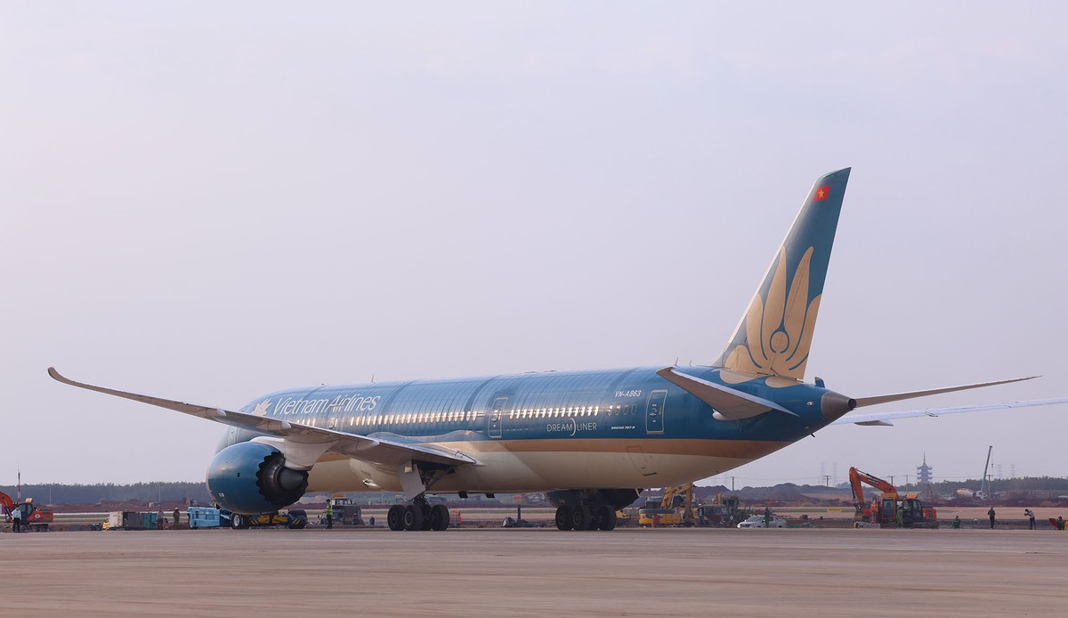 Boeing 787 lăn vào vị trí đỗ.
