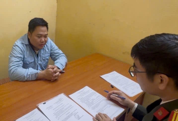 Nguyễn Văn Sáng lập chứng từ chi trả, bỏ trống số tiền sinh viên được nhận rồi tự bổ sung. Nguyễn Văn Sáng lập chứng từ chi trả, bỏ trống số tiền sinh viên được nhận rồi tự bổ sung.