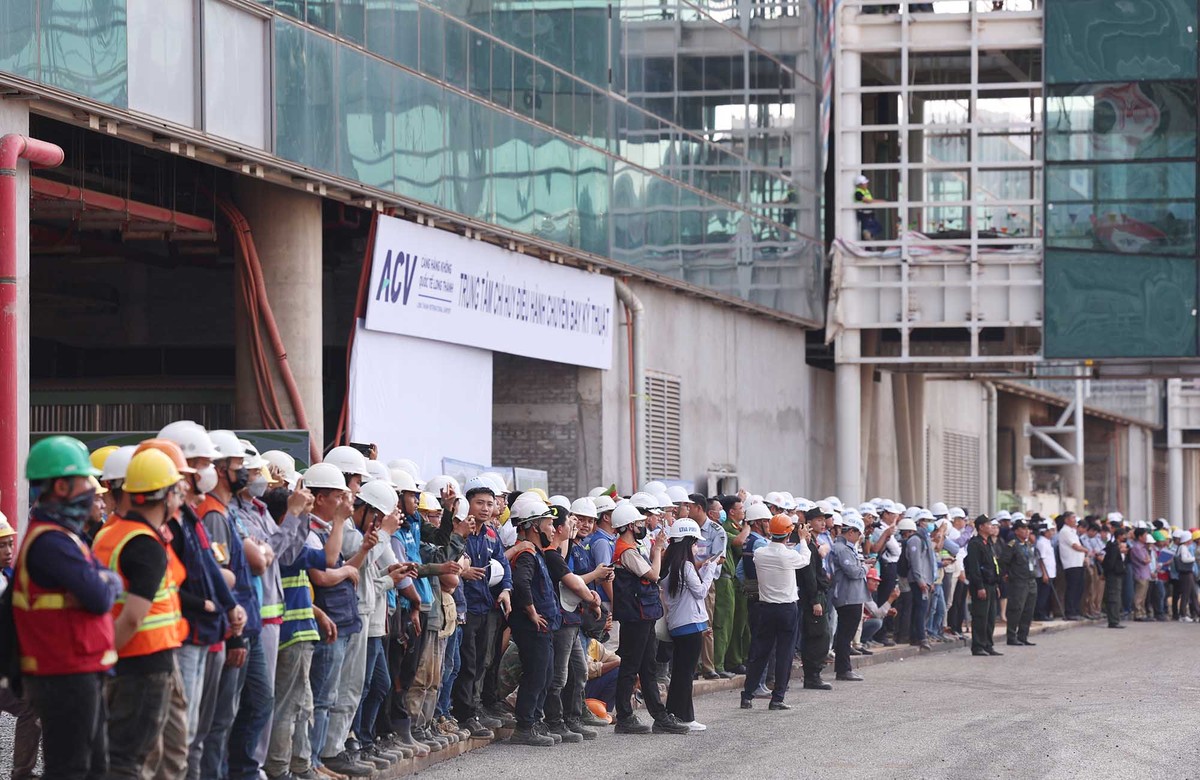 Quang cảnh các công nhân trên công trường sân bay Long Thành chào đón chuyến bay kỹ thuật