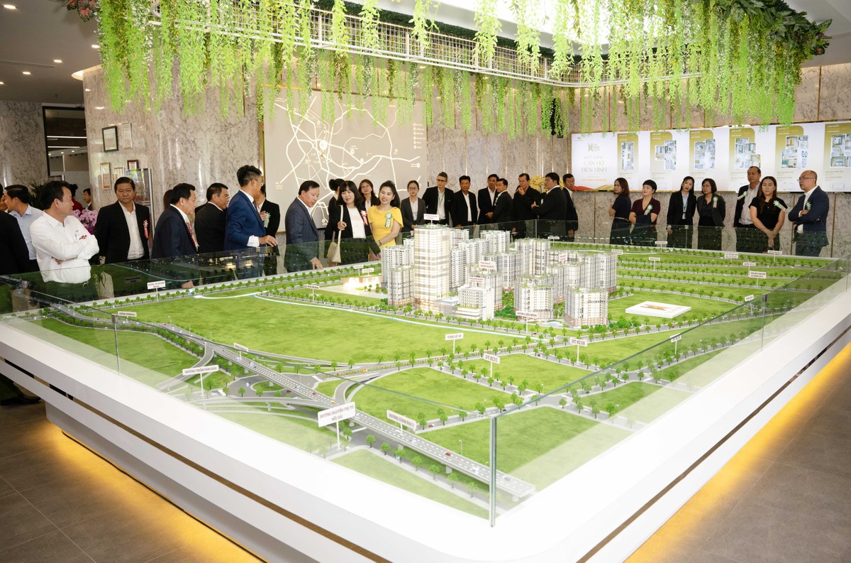 Dự án The Win City - thu hút sự quan tâm đông đảo của khách hàng và nhà Kl99ok phiên bản mới - Ảnh thực tế dàn khách mời tại sa bàn (lễ khởi công) Nguồn: Thắng Lợi Group
