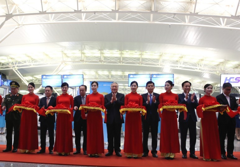 Phó Thủ tướng Thường trực Kl993 ưu đãi thưởng hấp dẫn Nguyễn Hòa Bình cắt băng khánh thành mở rộng Nhà ga hành khách T2 - Ảnh: VGP