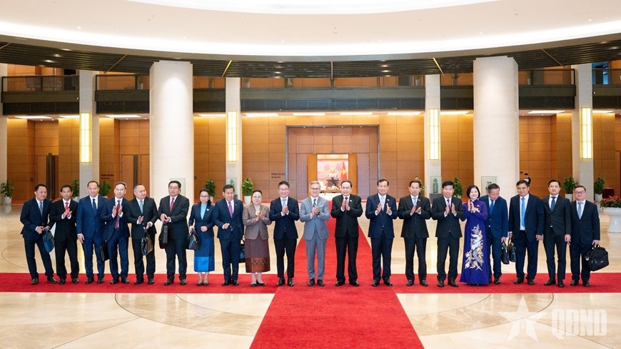 Chủ tịch Quốc hội Trần Thanh Mẫn; Bộ trưởng Bộ Ngoại giao Lào Thongsavanh Phomvihane và các đại biểu chụp ảnh lưu niệm.