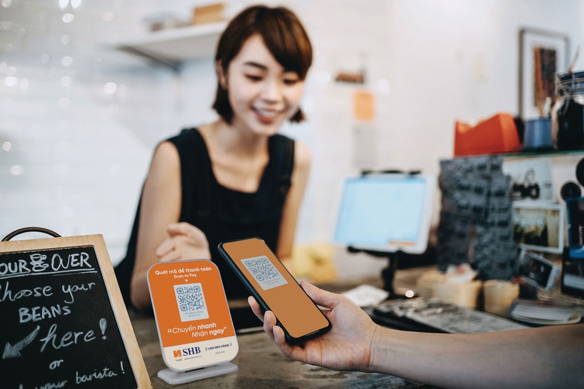 Khách hàng hưởng lợi từ dịch vụ thanh toán QR Pay từ SHB