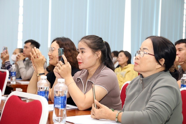 Nhiều hộ Kl992 VIP Trang Chủ 2026 tranh thủ lấy điện thoại quay lại những nội dung quan trọng.