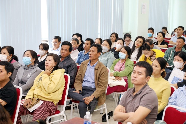 Hộ Kl992 VIP Trang Chủ 2026 chăm chú lắng nghecán bộ thuế phổ biến chính sách thuế mới.