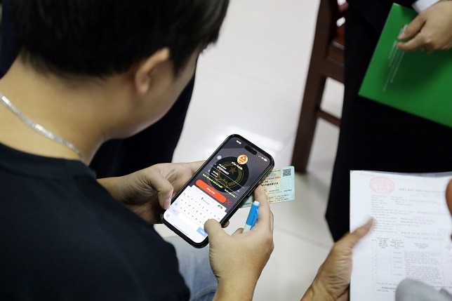 Hộ Kl992 VIP Trang Chủ 2026 thực hiện thao tác đăng nhập vào ứng dụng eTax Mobile để tra cứu thông tin.