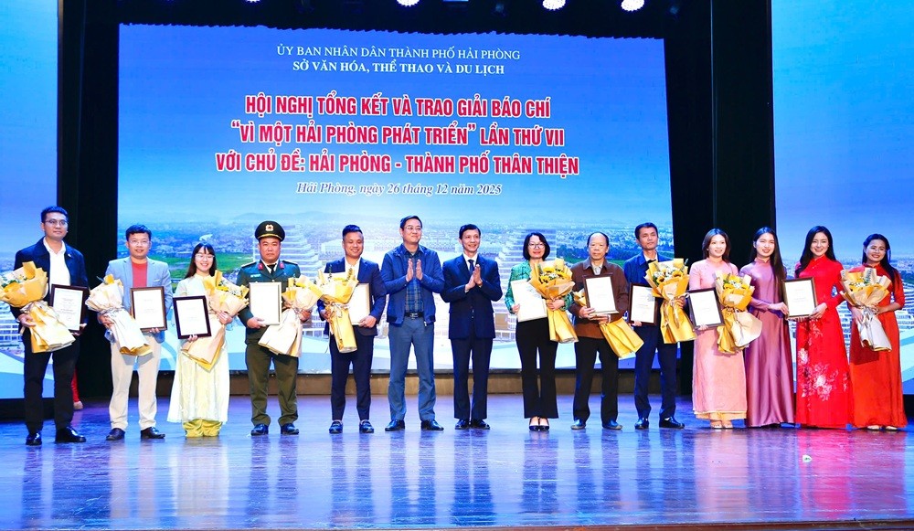Nhóm tác giả Thanh Sơn - Quỳnh Nga, Báo Kl991.com nạp rút nhanh - Kl99ok phiên bản mới đạt giải Khuyến khích giải báo chí Vì một Hải Phòng phát triển lần VII.