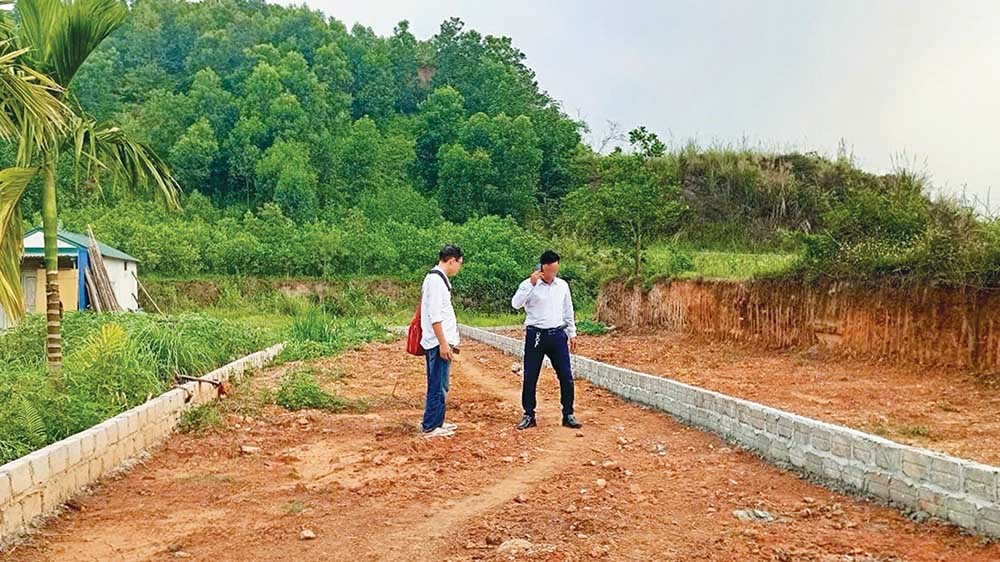 Không ít nhà Kl99ok phiên bản mới đã lặn lội tới các vùng ven để "săn đất". Ảnh: Thanh Vũ